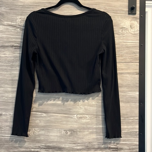 3 for $25💚 long sleeve crop top - Picture 2 of 2